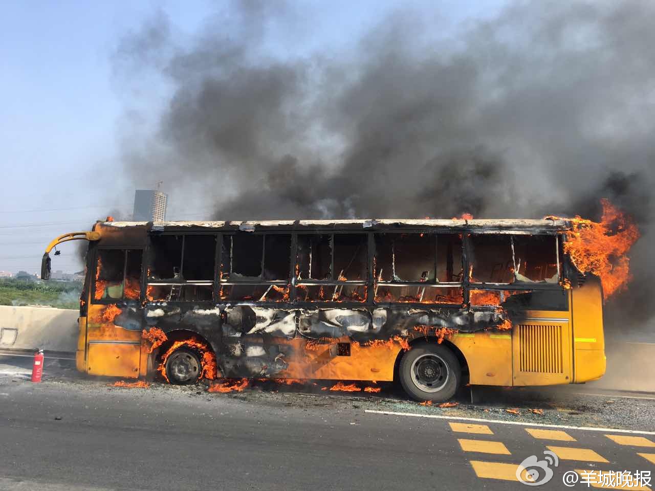 廣東一載有學(xué)生公交車起火事件深度解析，廣東公交車起火事件，學(xué)生安全危機(jī)深度解析